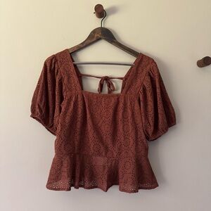 BAND OF THE FREE EYELET SHORT SLEEVE PEPLUM TOP WALNUT BROWN SIZE MEDIUM